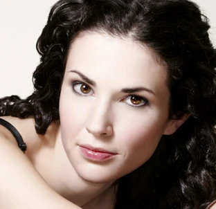 Laura Mennell
