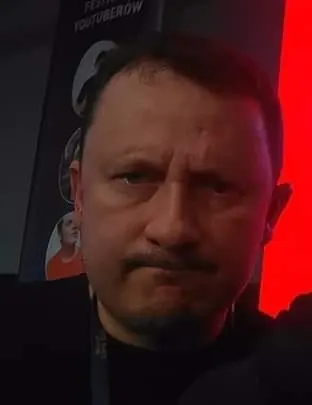 Bartosz Walaszek – piosenkarz, aktor, reżyser, dubbingowiec