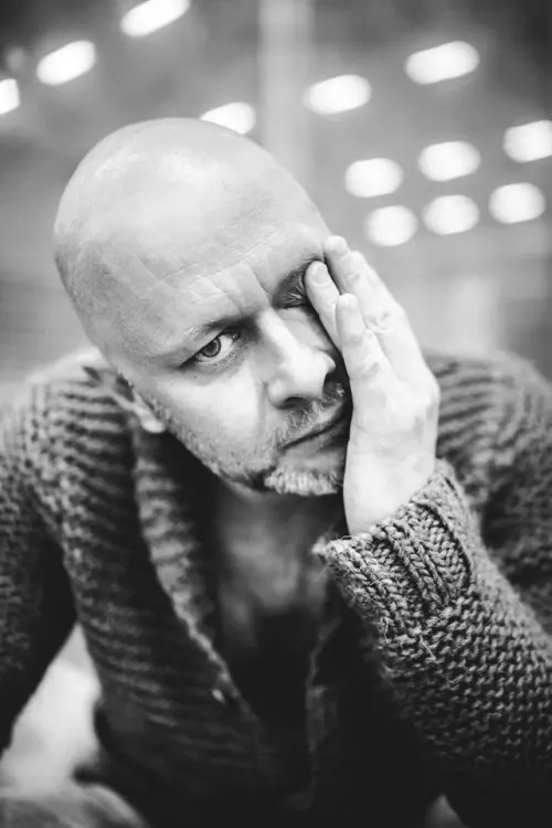 Wojciech Kalarus – performer, aktor, dubbingowiec